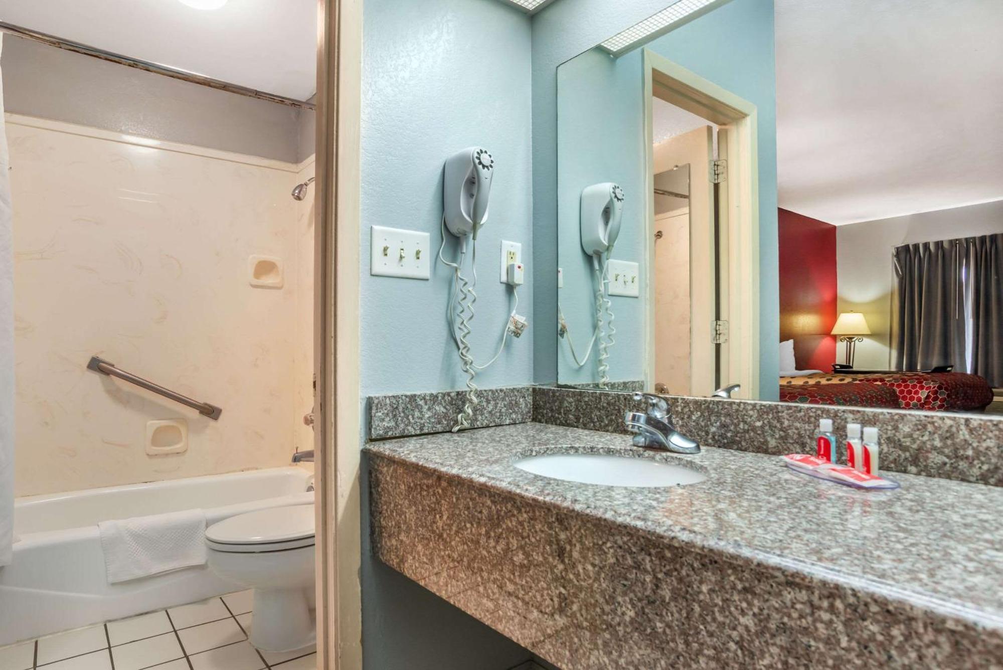 Econo Lodge Inn & Suites Philadelphia Exteriör bild
